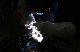 Teststand Hochvoltsupraleiter wird geschweißt